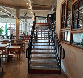 Rechte trap met overloop geïnstalleerd in een restaurant
			