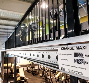 Maximale belastingsplaat op een Provost mezzanine platform geïnstalleerd in een sporthal
			
