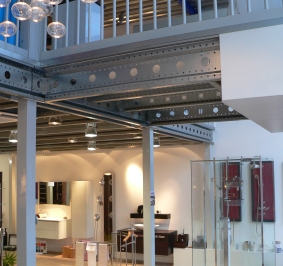 Mezzanine gebouwd in een winkel gespecialiseerd in badkamerinrichting
			