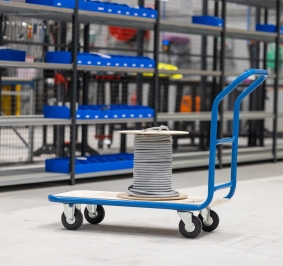 Handling trolley met rugleuning in de werkplaats
			