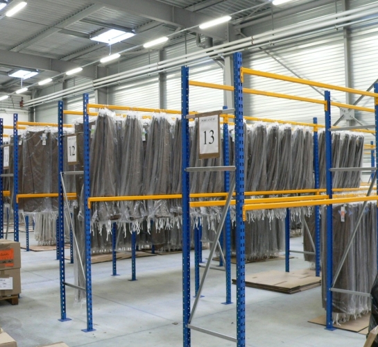 Prorack+ rekken voor de opslag van kleding in een textielfabriek 
                