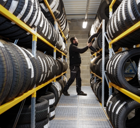 Bandenopslag op hoog niveau op een stellingsysteem met 2 niveaus
                