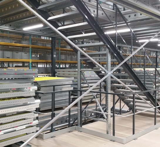 Metalen trap geïnstalleerd in een Renault technocentrum
                
