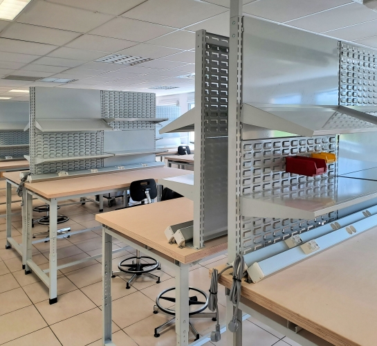 werkbanken met lift en legplanken
                