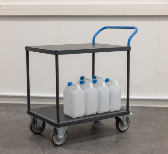 serveerwagen met 2 plateaus en handgreep
                